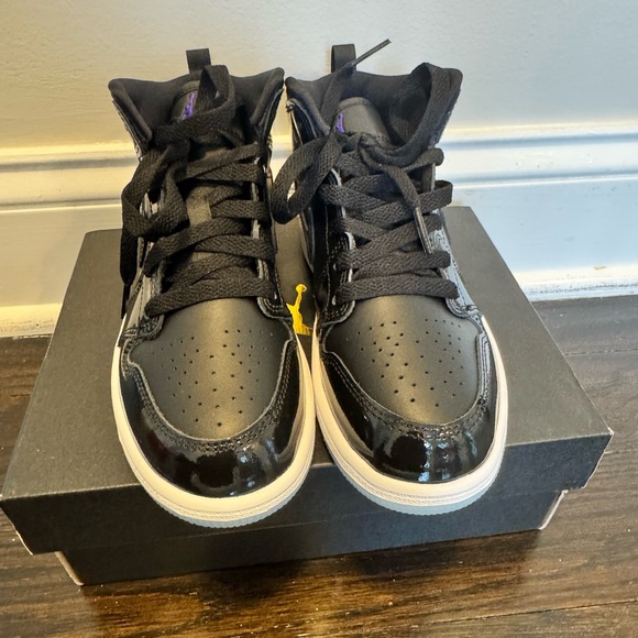 Jordan 1 Mid SE Boys Size 1.5Y - Picture 1 of 6